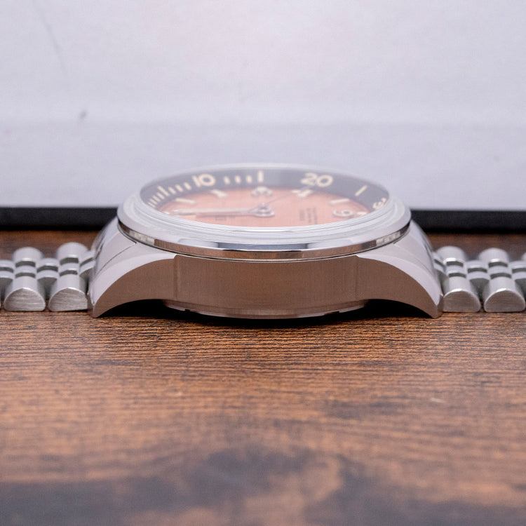 2025 Kuoe Sombrero 90-011 Salmon Linen Dial Compressor 38mm