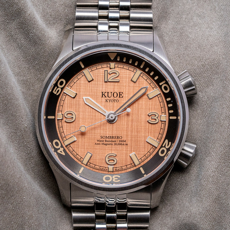 2025 Kuoe Sombrero 90-011 Salmon Linen Dial Compressor 38mm