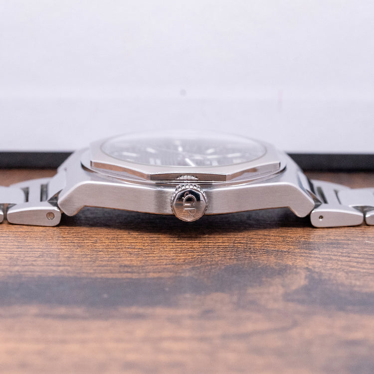 2022 Girard Perregaux Laureato 42mm Black 81010-11-634-11A