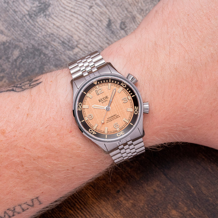 2025 Kuoe Sombrero 90-011 Salmon Linen Dial Compressor 38mm