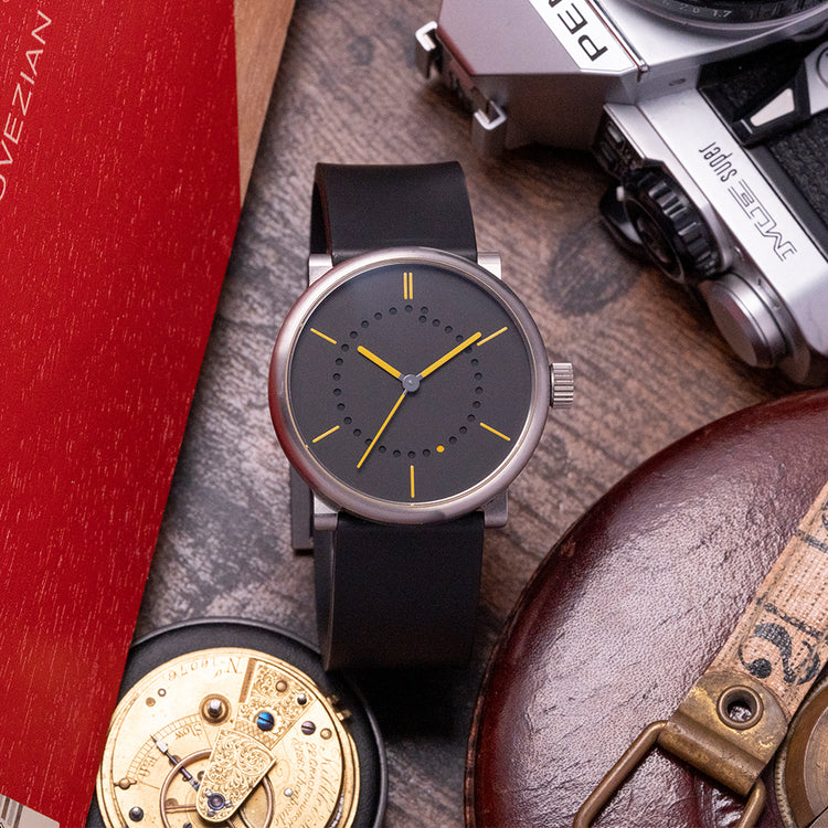 2011 Ochs Und Junior Date 42mm Titanium Pantone 4525