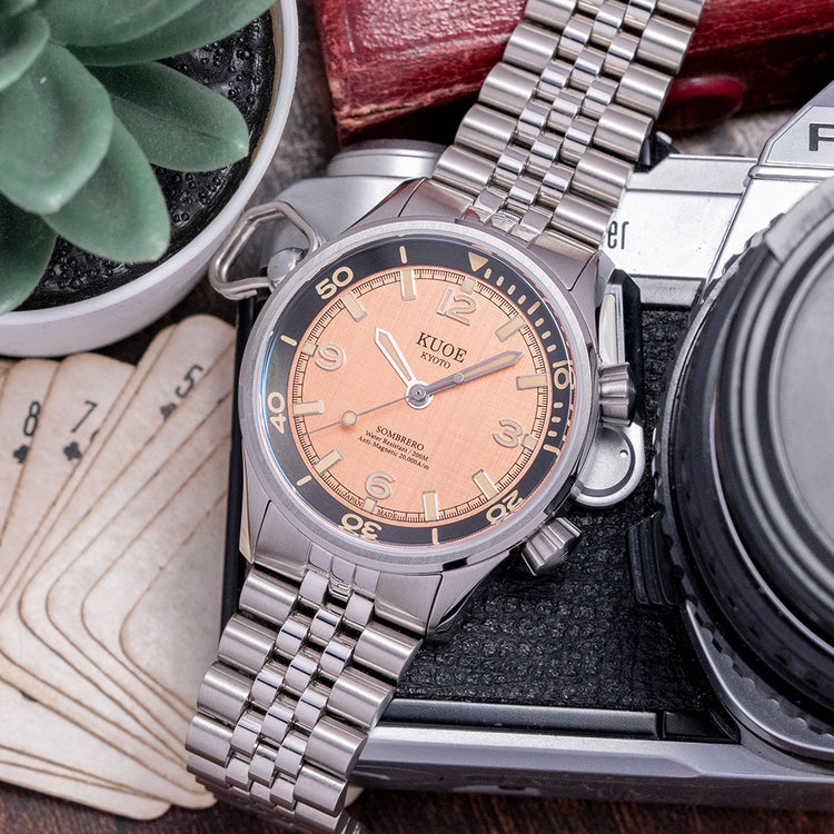 2025 Kuoe Sombrero 90-011 Salmon Linen Dial Compressor 38mm