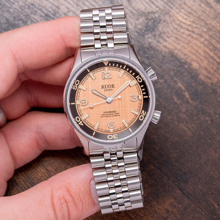 2025 Kuoe Sombrero 90-011 Salmon Linen Dial Compressor 38mm