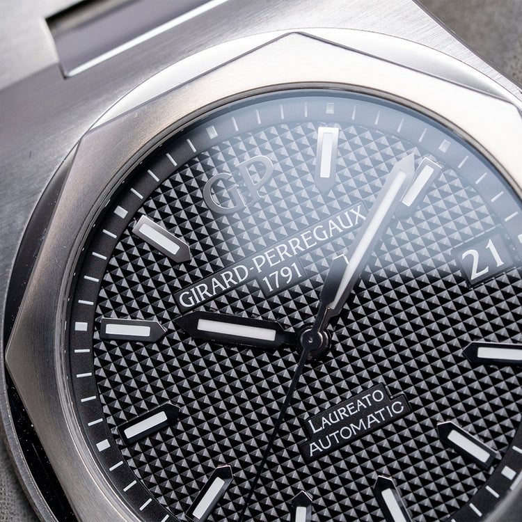 2022 Girard Perregaux Laureato 42mm Black 81010-11-634-11A